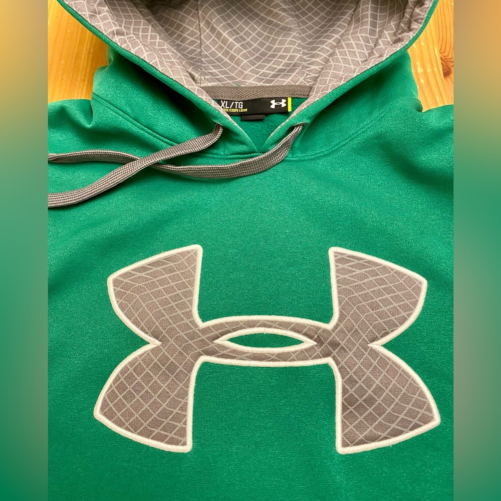 🍀 Perfect for St Patty’s Day!! Men’s XL UnderArmour hoodie